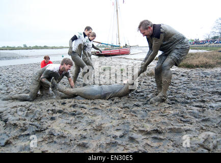 Se sentir totalement épuisé une boue tournant est glissé sur la ligne d'arrivée lors de la course 2015 maldon mud. Banque D'Images