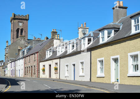 DOUNE, STIRLING, Scotland, UK - 23 avril 2015 : cottages traditionnels écossais sur la rue principale dans le village de Doune Banque D'Images