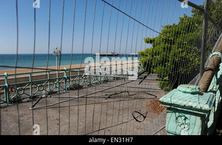 Parties de la Madeira Drive terrasses et Brighton Seafront arcades sont fermées au public en raison d'elles tombent en ruines et sont devenus dangereux Banque D'Images