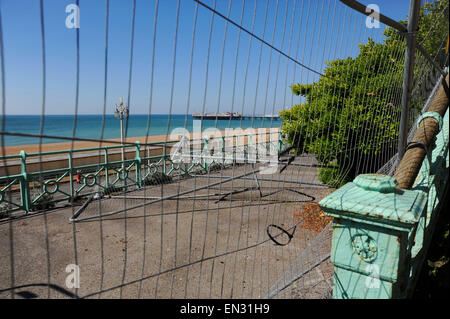 Parties de la Madeira Drive terrasses et Brighton Seafront arcades sont fermées au public en raison d'elles tombent en ruines et sont devenus dangereux Banque D'Images