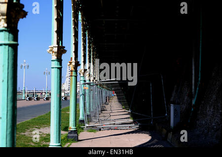 Parties de la Madeira Drive terrasses et Brighton Seafront arcades sont fermées au public en raison d'elles tombent en ruines et sont devenus dangereux Banque D'Images