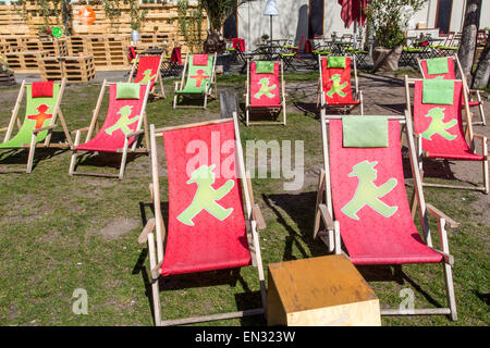 Café en plein air, restaurant, 'Ampelmann', nommé d'après la figure de feux de circulation pour piétons de Berlin est, Banque D'Images