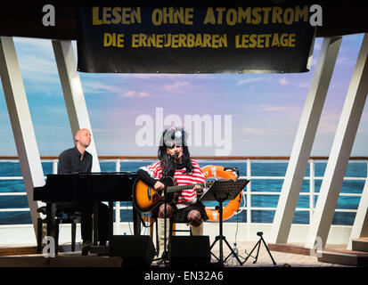 Hambourg, Allemagne. Apr 26, 2015. La chanteuse Allemande Nina Hagen effectue au cours de l'Énergies Literature Festival organisé en l'honneur de la fin de l'auteur allemand Guenter Grass au Ohnsorg-Theater à Hambourg, Allemagne, 26 avril 2015. Photo : Daniel Bockwoldt/dpa/Alamy Live News Banque D'Images