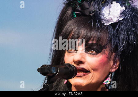 Hambourg, Allemagne. Apr 26, 2015. La chanteuse Allemande Nina Hagen effectue au cours de l'Énergies Literature Festival organisé en l'honneur de la fin de l'auteur allemand Guenter Grass au Ohnsorg-Theater à Hambourg, Allemagne, 26 avril 2015. Photo : Daniel Bockwoldt/dpa/Alamy Live News Banque D'Images