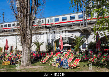 Café en plein air, restaurant, 'Ampelmann', nommé d'après la figure de feux de circulation pour piétons de Berlin est, train, Banque D'Images