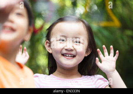 Les enfants de maternelle dans les activités de plein air Banque D'Images