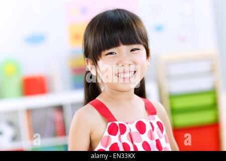 Le portrait d'une jolie petite fille Banque D'Images