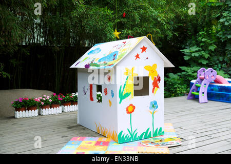 Dans le jardin d'enfants toy house Banque D'Images