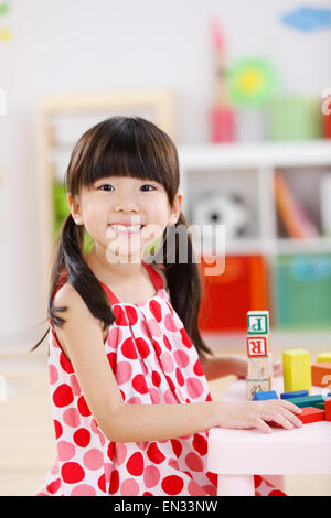 Cute little girl playing in the kindergarten Banque D'Images