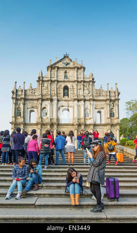 Les touristes à l'aide de leur téléphone mobile à ruines de St Paul monument à Macao, Chine Banque D'Images