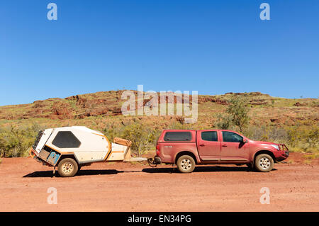 4x4 tractant une voiture Camping-Tvan, région de Kimberley, en Australie occidentale, WA, Australia Banque D'Images