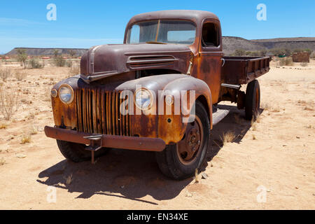 Oldtimer, carcasse de voiture rouillée dans les locaux du Canyon Roadhouse, Fish River Canyon, Namibie Banque D'Images