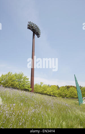 Poteaux d'éclairage dans le stade, Spotlight pour la luminosité à la nuit Banque D'Images