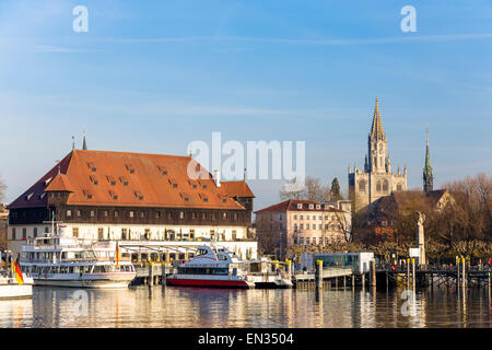 Le bâtiment du Conseil historique dans le port de constance avec constance derrière la Cathédrale, le centre historique, Konstanz Banque D'Images