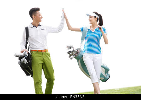 Les jeunes amoureux en jouant au golf Banque D'Images