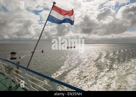 Mer des Wadden avec pavillon néerlandais vu depuis le ferry Banque D'Images