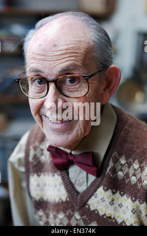 Artiste floral et peintre de portrait Albert Williams dans son studio au-dessus de sa maison à Hove . Albert peint depuis plus de 50 ans. Banque D'Images