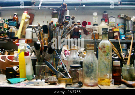 Studio d'artiste Floral et portrait peintre Albert Williams dans son studio au-dessus de son domicile à Hove . Albert peint depuis plus de 50 ans. Banque D'Images