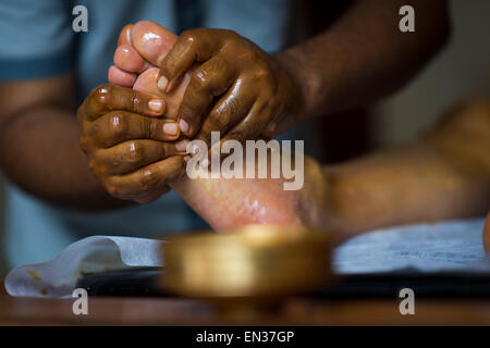 L'Abhyanga massage des pieds, massage aux huiles, la pureté de l'hôtel, Malabar s'échappe, Kerala, Inde du Sud, Inde Banque D'Images