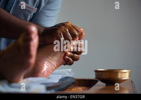 L'Abhyanga massage des pieds, massage aux huiles, la pureté de l'hôtel, Malabar s'échappe, Kerala, Inde du Sud, Inde Banque D'Images