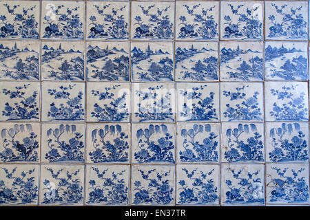 Sol en chinois peints à la main, les carreaux de porcelaine dans la Synagogue Paradesi, le Quartier Juif ou juif Ville, Mattancherry, Kochi Banque D'Images