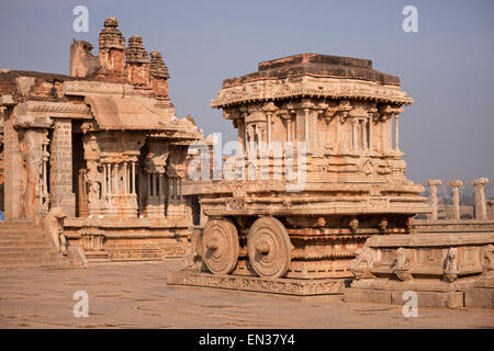 Garuda de culte comme Stone temple voiture ou Ratha en face du Temple de Vitthala, Hampi, Karnataka, Inde Banque D'Images