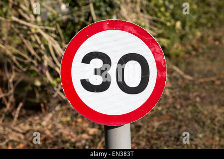 Close-up de trente milles à l'heure limite de vitesse signe, UK Banque D'Images