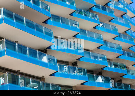 Les balcons des appartements Ocean Village Apartment Block of Flats, Gibraltar, territoire britannique d'outre-mer Banque D'Images