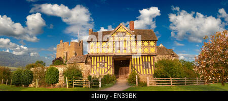 La tour Nord et colombages construite dans le 1280s, la plus belle ville médiévale fortifiée Manor House en Angleterre, le château de Stokesay Banque D'Images