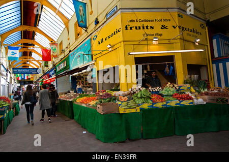 La gentrification de Brixton dans le village de Brixton arcade Granville marché couvert Banque D'Images