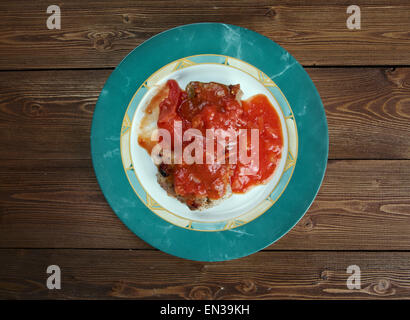 Carne pizzaiola - tradition napolitaine que dispose la viande. cuit avec poivrons, tomates et huile d'olive, assez longtemps pour attendrir Banque D'Images