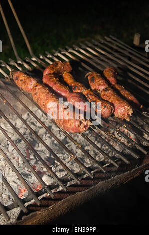 Avis de saucisses grillées sur le gril Banque D'Images