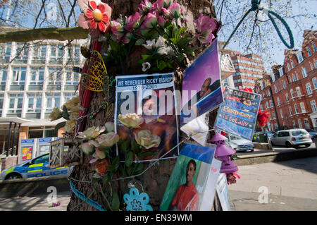 Posters épinglée sur arbre aussi rendre hommage à l'extérieur de la station de police de Brixton se souvenir des hommes qui sont morts en garde à vue Banque D'Images