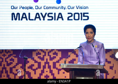 Kuala Lumpur, Malaisie. Apr 27, 2015. Naraporn, épouse du Premier Ministre de la Thaïlande Prayuth Chan-ocha, parle à l'autonomie par le biais du forum des affaires sociales au cours de la 26e Sommet de l'ASEAN à Kuala Lumpur, Malaisie, le 27 avril 2015. Credit : Chong Chung Voon/Xinhua/Alamy Live News Banque D'Images