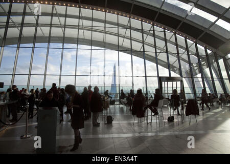 Londres, Royaume-Uni. 1er mars 2015. Le Sky Garden.Le Sky Garden à 20 Fenchurch Street skyscraper s'étend sur 3 étages et offre une vue dégagée sur la ville de Londres. Desservie par deux ascenseurs express, les visiteurs arrivent à un magnifique jardin avec une zone de visualisation, d'une terrasse, un café, un bar et un restaurant. Le Sky Garden est un espace vraiment unique et a été conçu pour créer une dynamique et lieu de loisirs, offrant aux visiteurs une occasion rare de découvrir Londres sous un angle différent, London, UK © Veronika Lukasova/ZUMA/Alamy Fil Live News Banque D'Images