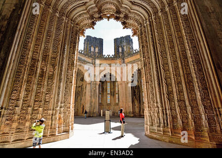 Le Portugal, Leiria : les touristes dans l'inachevé de chapelles du monastère Santa Maria da Vitoria à Batalha Banque D'Images