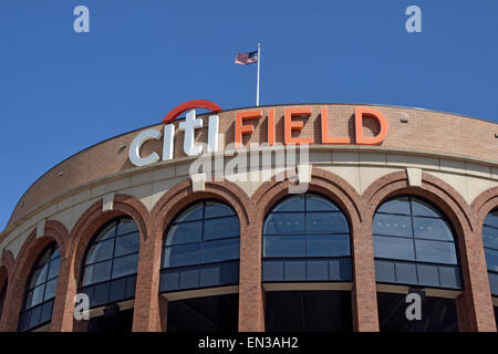 Le drapeau américain dans le vent au sommet de Citi Field, domicile de l'équipe de baseball des New York Mets à Flushing, Queens, New York. Banque D'Images