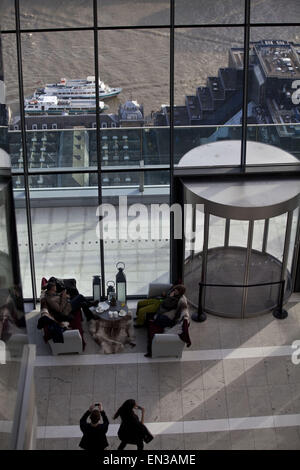 Londres, Royaume-Uni. 1er mars 2015. Le Sky Garden.Le Sky Garden à 20 Fenchurch Street skyscraper s'étend sur 3 étages et offre une vue dégagée sur la ville de Londres. Desservie par deux ascenseurs express, les visiteurs arrivent à un magnifique jardin avec une zone de visualisation, d'une terrasse, un café, un bar et un restaurant. Le Sky Garden est un espace vraiment unique et a été conçu pour créer une dynamique et lieu de loisirs, offrant aux visiteurs une occasion rare de découvrir Londres sous un angle différent, London, UK © Veronika Lukasova/ZUMA/Alamy Fil Live News Banque D'Images