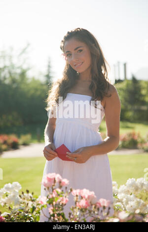 USA, Utah, Léhi, portrait of teenage girl (16-17) in garden Banque D'Images