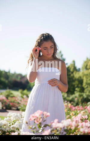 USA, Utah, Léhi, teenage girl (16-17) in garden Banque D'Images