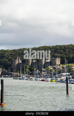 Château de Conwy donnant sur des bateaux amarrés sur la rivière Conwy. Le château médiéval a été construit par Édouard I entre 1283 et 1289. Banque D'Images