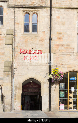 Une entrée de marché Durham hall, off Market Place, Durham. L'édifice est Victorian, rénové en 1996. Banque D'Images