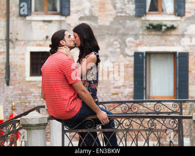 L'Italie, Venise, nice couple sur petit pont sur canal Banque D'Images