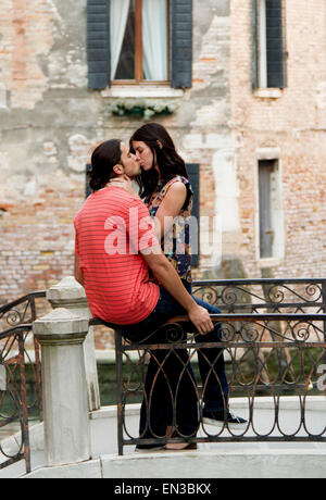 L'Italie, Venise, nice couple sur petit pont sur canal Banque D'Images