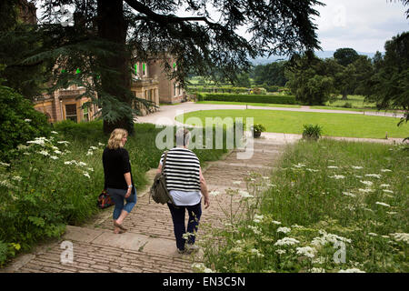 Royaume-uni, Angleterre, Somerset, Cheddon Fitzpaine, Hestercombe Gardens, les visiteurs marcher dans les étapes daisy Banque D'Images