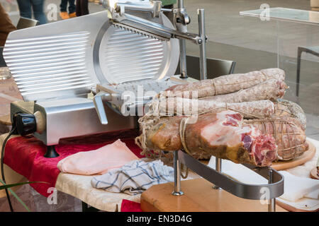 Jambon de Parme, salami et jambon slicer sur le trottoir en ville rue Banque D'Images