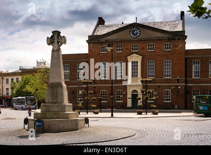 Royaume-uni, Angleterre, Somerset, Taunton, North Street, Mémorial de la guerre et du marché en 1772 Maison ancienne place du marché Banque D'Images