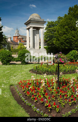 Royaume-uni, Angleterre, Somerset, Taunton, Vivary Park War Memorial Garden, plantés dans des lits de fleurs Banque D'Images