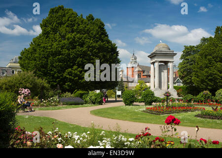 Royaume-uni, Angleterre, Somerset, Taunton, Vivary Park War Memorial Garden, plantés dans des lits de fleurs Banque D'Images