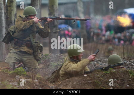 Saint-pétersbourg, Russie. Apr 26, 2015. Les membres d'un club militaire reproduire certaines parties de la bataille de Berlin en 1945 pour marquer le 70e anniversaire de la victoire de la Deuxième Guerre mondiale, à Saint-Pétersbourg, en Russie, le 26 avril 2015. Credit : Lu Jinbo/Xinhua/Alamy Live News Banque D'Images